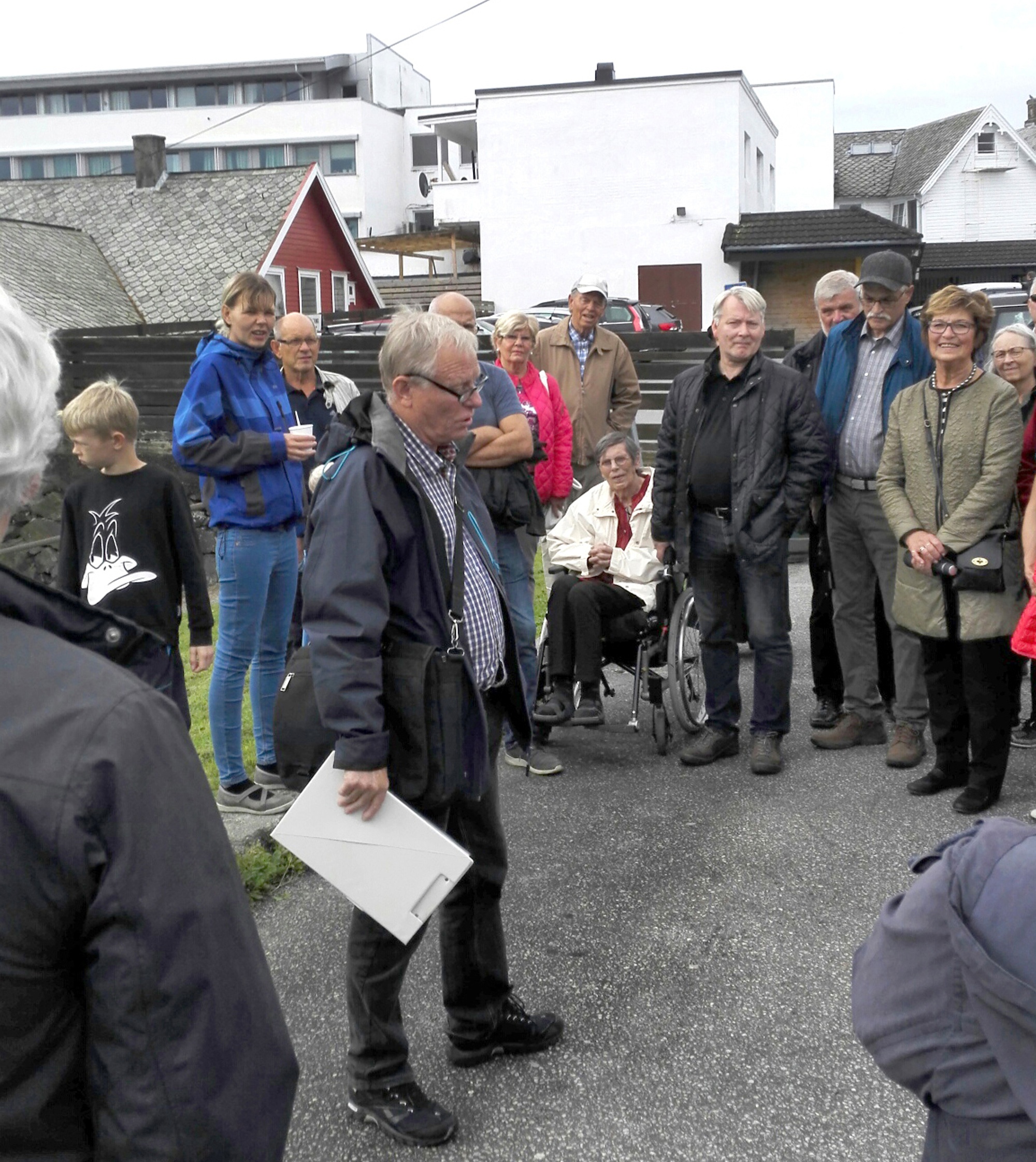 Arrangementer i anledning Kopervik 150 år  Byvandring med Per Arild Bygnes fra Kopervik og Omegn historielag ... Her har følget stoppet på gamle bussholdplassen på sørsiden i "Nullen" ...  Foran: Per Arild Bygnes Ellers fra venstre: ? Håland, ?, Marit ?, ?, Lilly Lie, Helge Sævik, Ivar Clausen, ?, ? og Irene Fosen