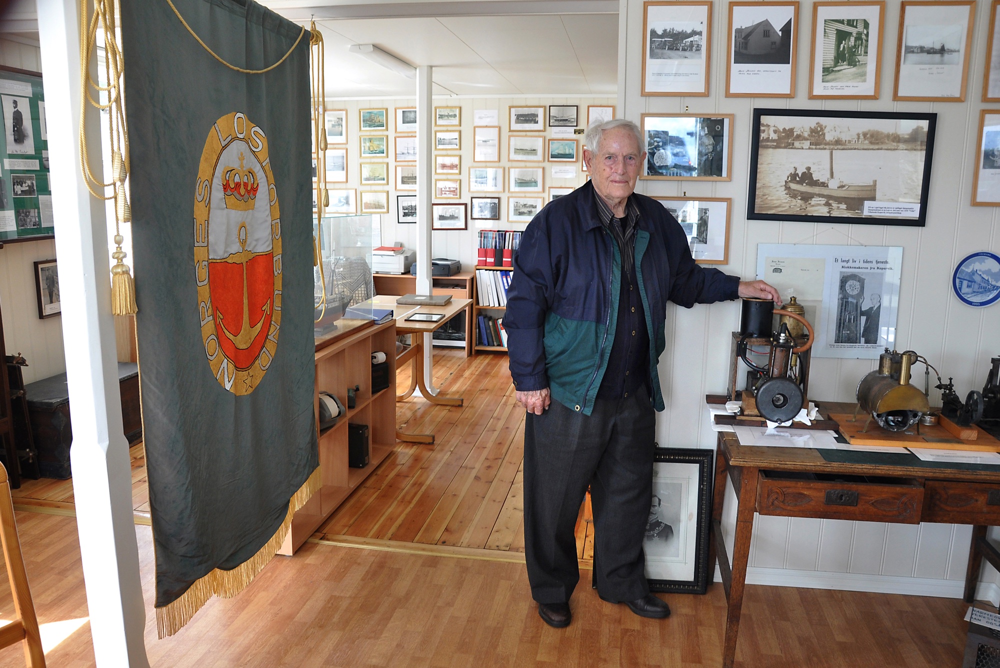 Karsten Kvinnesland KOH fikk en helt spesiell gave fra Karsten Kvinnesland, nemlig en miniatyr bensinmotor, laget av urmaker Arne jensen i 1920 Karsten Kvinnesland var født i Kopervik 1921, men flyttet til Vestfold i 1946. Motoren fikk han som 13 åring av sin onkel Otto Kvinnesland. Her ser vi Kvinnesland med miniatyrmotoren utstilt i KOH sine lokaler ...  Se artikkel side 21 - hefte nr. 19  Karsten Kvinnesland