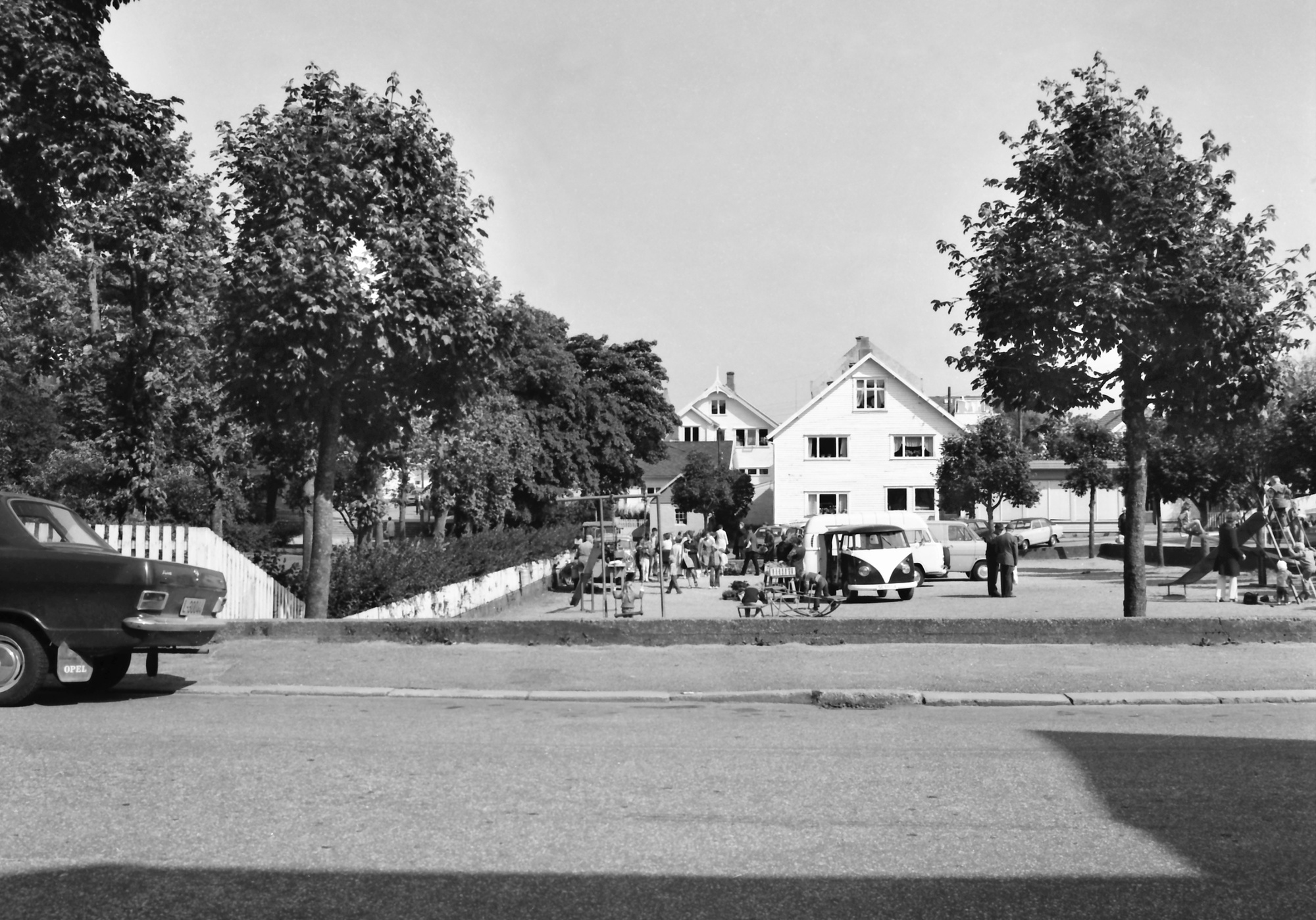 Torghandel i barneparken ... Her blir det drevet torghandel fra biler i barneparken ...