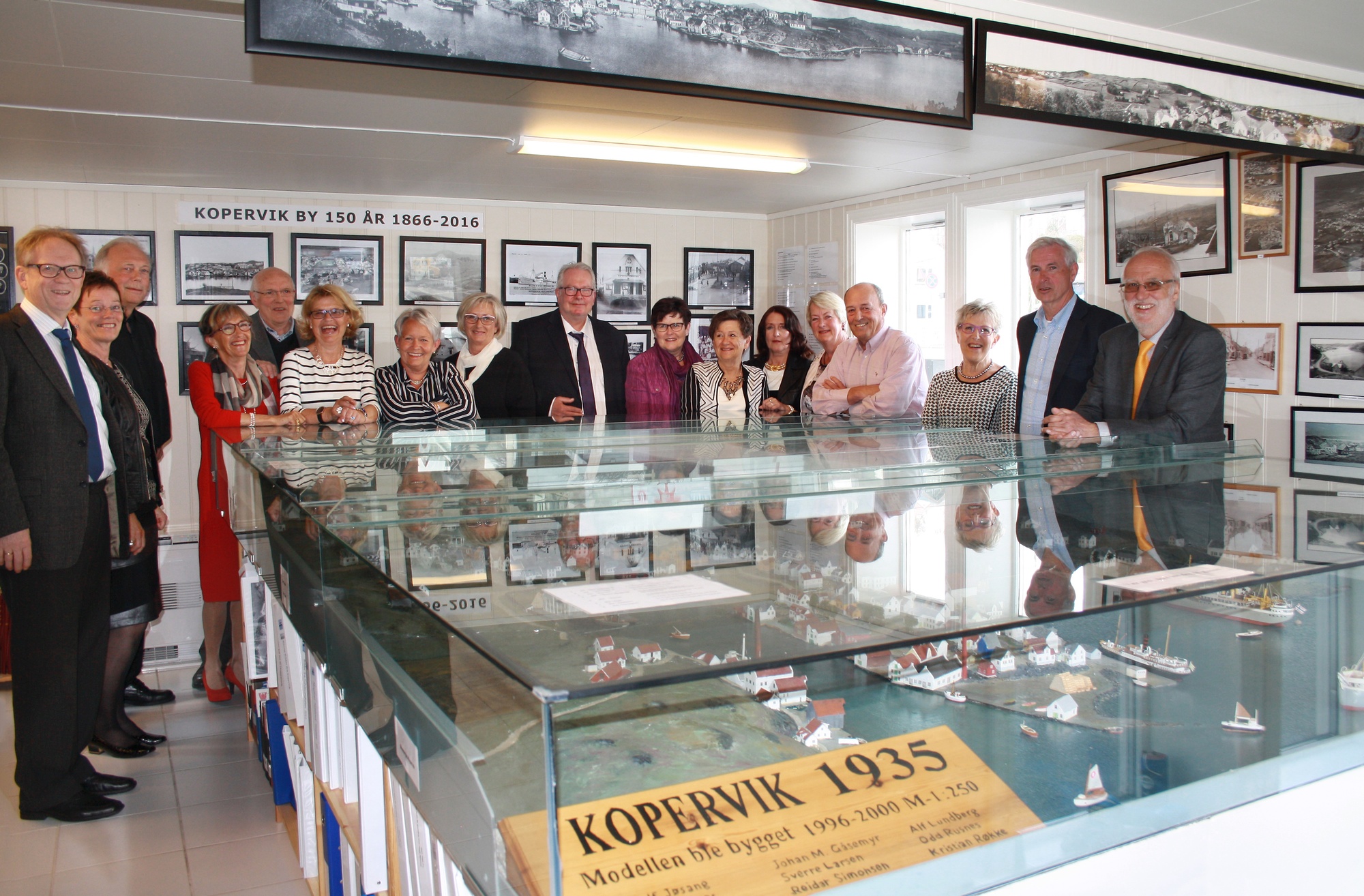 50 års jubilanter ... Skoleklasse fra Kopervik skole på besøk i Kopervik og Omegn historielag sine lokaler ...  Se hefte 26, side 22  Fra venstre: Steinar Lundberg, Evelyn Pedersen Aarsand, Torbjørn Trygg, Tone Kallekott Vorre, Kristian Geir Ytreland, Karen Eline Welde Bjørke, Bjørg Fosen Engevik, Reidun Nøkling Clausen, Svein Asbjørn Lundberg, Helga Finne Pedersen, Gunn Helgesen Grønås, Aud Gismervik, Svanhild Larsen Holgersen, Steinar Valentinsen, Wenche Hansen Røkke, Olaf Rusnes og Odd Magne Djønne