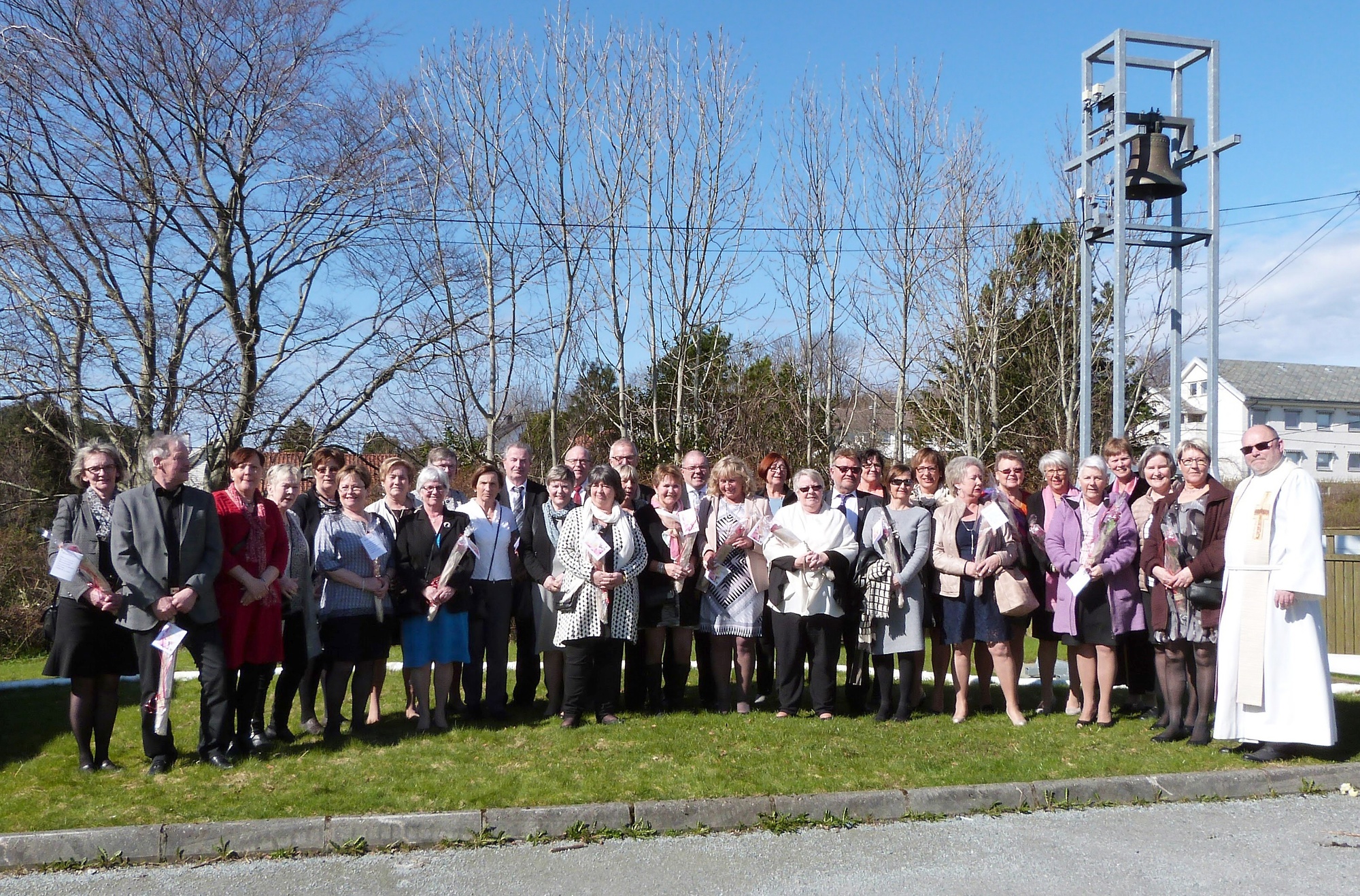 Gullkonfirmanter i Kopervik 2016 ...  Fra venstre: Wenche Simonsen (Storm), Tor Gunnar Gressgård, Grethe Vea, May Britt Dybdahl, ?, ?, Olaug ?, ?, Inger Marie Fikstveit (Welde), Sylvi ? (Odland), ?, Lisemor Haga (Vea), Finn Willy Fosen, Rita Egeland (Frette), Solveig Olsen (Sund), Arvid Ek (mann delvis skjult bak), Else Aase (Strøm), Leif Bernhard Østhus, Kirsten Wærnes (Solgård), Katrine Sørensen (?), Solveig Myge, Arve Haaland, Gunn Hermansen, Britt Lise Håvarstein, Liv Ågotnes (Nilsen), Edel ? (Skår), Kari Naley, Eline Bratland (Gjertsen), Lilly Tveit (Håvarstein), Tone Bjordal (Øygarden), Helga Servan (Paulsen), Kari Angelund (Larsen) og sokneprest Kristian Støle