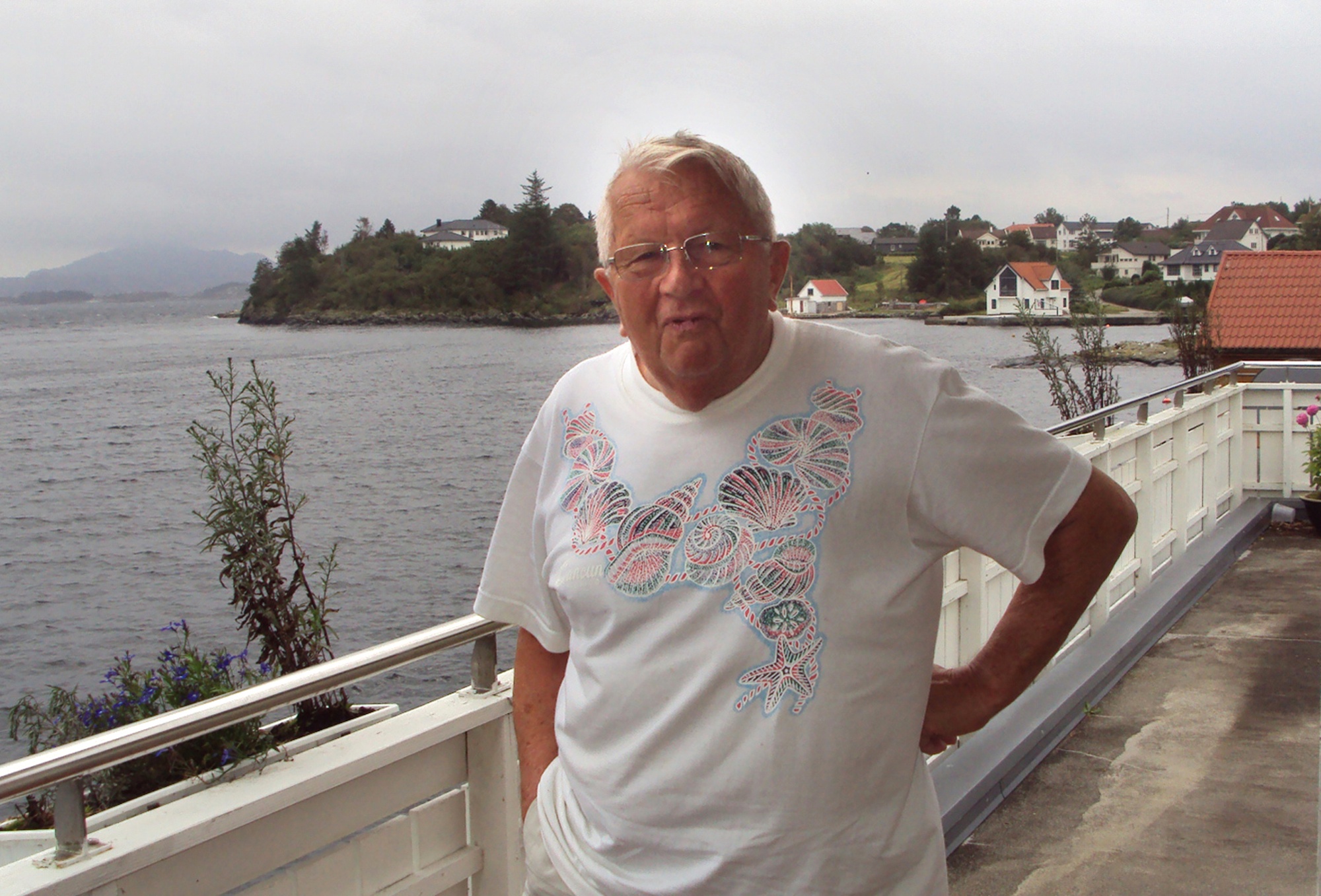 Han var styrmann på M/S "Suleskjær" som forliste vest av Varhaug på Jæren 1955 .... Her på terrassen hjemme i Kopervik  Se hefte 26, side 63  Sigmund Sund
