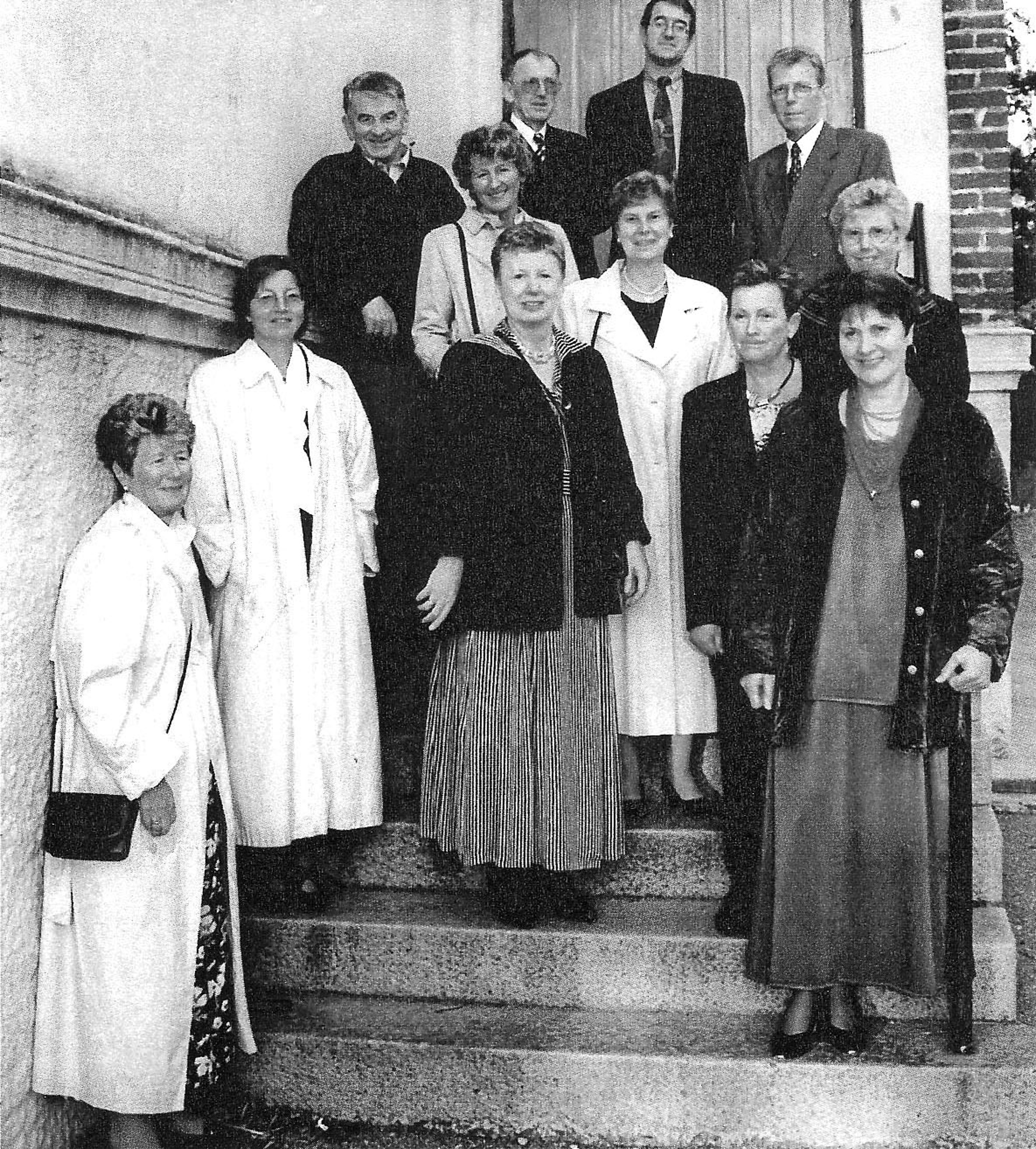 Kopervik skole Klasse 40 år etter .... (1998) ...  Første rekke fra venstre: Randi Jensen Andre rekke fra venstre: Hildur Stensen, Lillian Naley, Hanne Marit Thorvaldsen (hvit kåpe), Marit Elise Våga, Eli Strøm (litt foran) og Anne Serine Myge Tredje rekke fra venstre: Lærer Jon Solheim, Rigmor Håvik Hansen Fjerde rekke fra venstre: Ernst Olav Lilleaas, Harald Larsen og Arne Snørteland