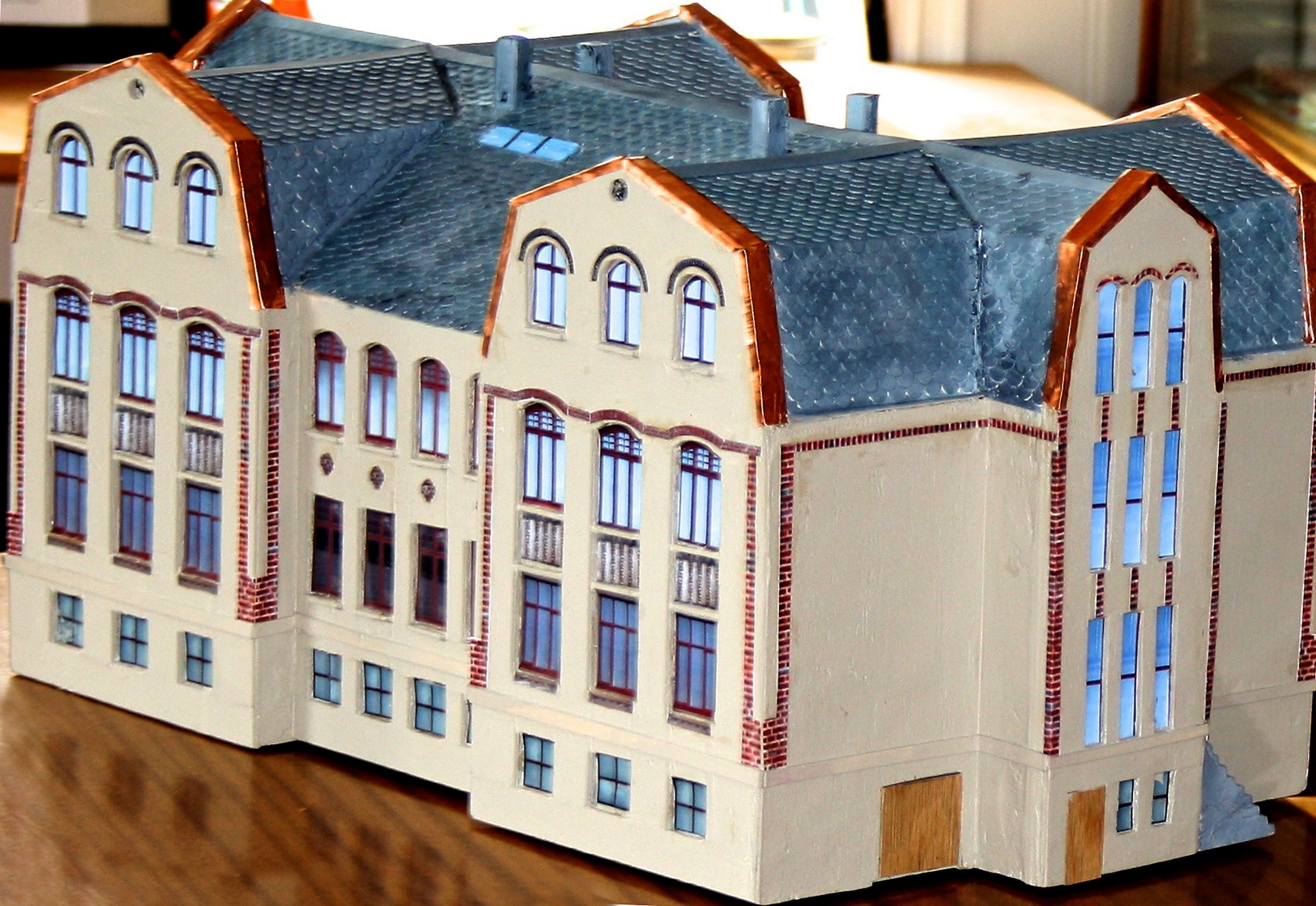 Kopervik skole Ingolf Jøsang har laget denne flotte modellen av Kopervik skole. Modellen befinner seg i Kopervik og omegn historielag sine lokaler ...