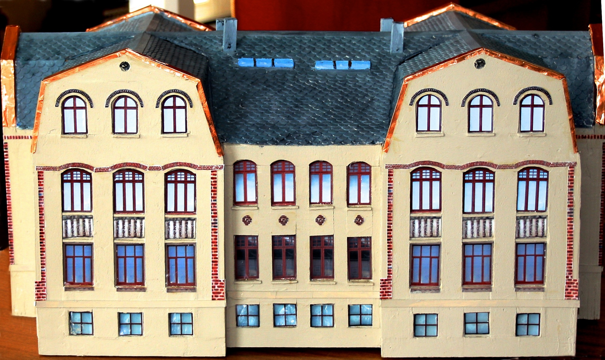 Kopervik skole Ingolf Jøsang har laget denne flotte modellen av Kopervik skole. Modellen befinner seg i Kopervik og omegn historielag sine lokaler ...