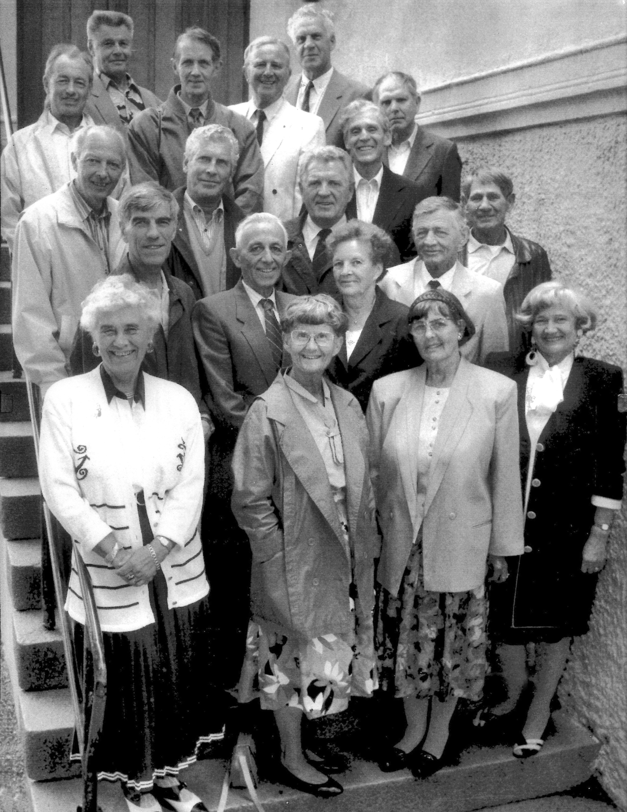 Kopervik skole 50 års jubilanter fra avgangsklassen 1943  Første rekke fra venstre: Bjørg Gismervik Wane, Bjørg Mydland Finne, ? og ? Andre rekke fra venstre: Jostein Gismervik, Malvin Kristiansen, Aslaug Valentinsen, ? og Bjarne Brekke Tredje rekke fra venstre: Odd Rusnes, Arnulf Thorvaldsen, ? og ? De seks bakerste fra venstre: Magnus Hansen, Arvid Kvassheim, Alf Lundberg, Odd Kvalevåg, Erling Nilsen og Jon Sund