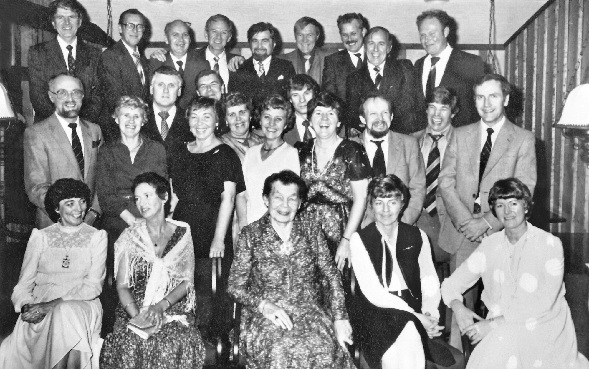 Kopervik skole 50 års jubiléum siden starten ved Kopervik skole ...  Første rekke fra venstre: Gerd Lillian Knutsen (Gundersen), Solveig Skjøllingstad, lærer Helga Sandsgaard, Liv Nancy Haukanes (Samuelsen) og Bjørg Espenes Andre rekke fra venstre: Einar Arild Høines, Reidun Klubben, Eva Roness, Kristbjørg Iversen, Marit Sund, Astrid Matre, Berdin Nilsen, Bendik Vedø og Torgeir Siqveland? Tredje rekke fra venstre: Tor Tjørve, Jan Arthur Mydland og Erling Våga Fjerde rekke fra venstre: ?, Ole Snørteland, Karl Johan Nilsen, Kristian Snørteland, Harald Anthonsen, Svein Velde, Einar Wathne, Knut Jørgen Øgård og Sverre Larsen