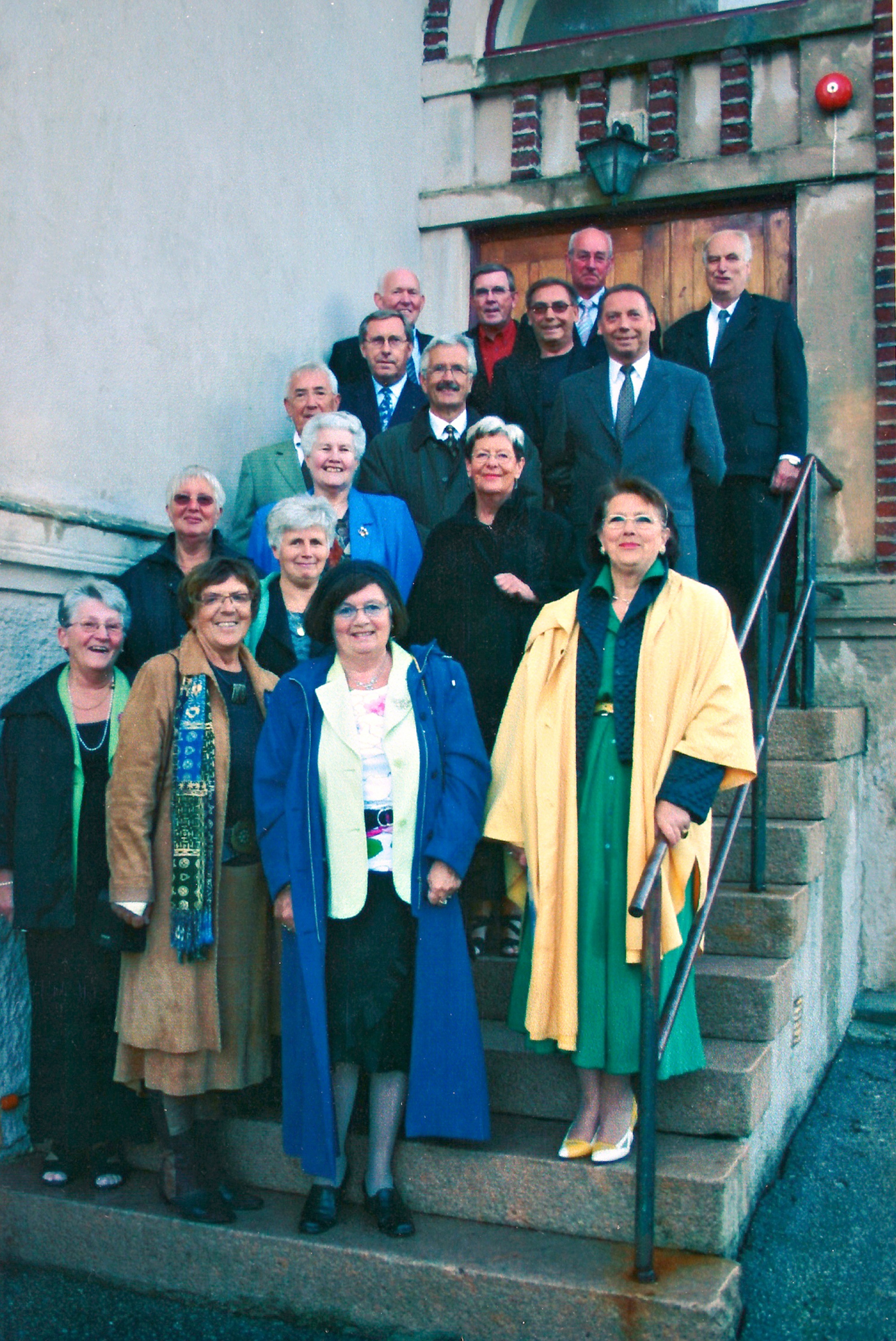 Kopervik skole 50 års jubiléum for avgangsklassen 22. juni 1955  Første rekka fra venstre: Stine Marie Matre, ? og Ann Karin Lohne Andre rekke fra venstre: Gerd Høvring og Else Kristine Snørteland Tredje rekke fra venstre: Berit Pettersen og Else Dordy Hansen Fjerde rekke fra venstre: Svein Øgård, Kjell Welde, Norvald Leknes? De fem bakerste fra venstre: Einar Jansen, Rolf Revheim (bak), Bertrand Knutsen, Gunnar Nilsen?, John Larsen og Svein Djønne