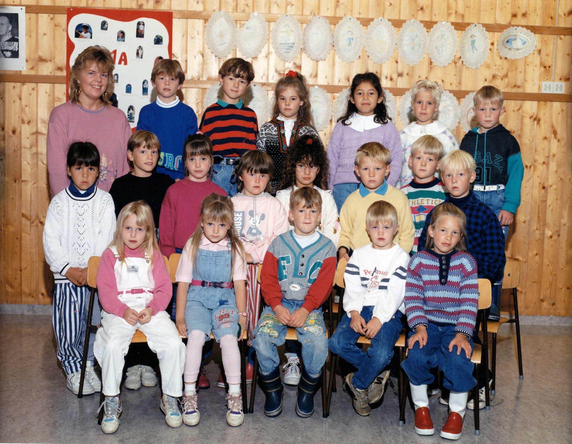 Kopervik skole Klasse   bakerste rad fra venstre: Mette, Karstein Håland, Leiv Andreas Austreid, Lilly Margrethe Kvilhaug, Karen Karolina Ånesen, Marie Vatland, Kenneth Vanvik Rad to fra venstre: Constanza Delgado, Sunniva Håland, Marie Kristine Kolstø, Elisabeth Sund, ?Inger Dalett?, Glenn Fjeldkårstad Sakkestad, Dagfinn Rasmussen, Øystein Østvold Første Rad: Jorunn Therese stange, Tina Knudsen, Roald johannesen , Glenn Kristian saue, Aina Brekke