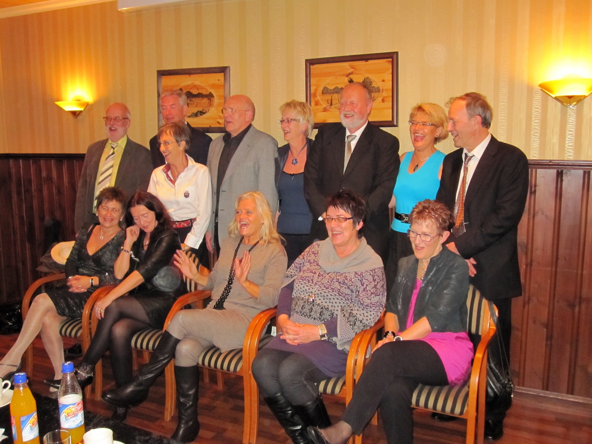 Personer med tilknytning til Kopervik ... 50 år siden skolestart på Kopervik skole ...  Sittende fra venstre: Gunn E Grønås (Helgesen),  Aud Pedersen (Gismervik), Løberg, ? og Wenche ? (Hansen) Stående fra venstre: ?, Olav Rusnes, ? Kallakott, ?, Svanhild Holgersen (Larsen), Kai Ole Jørgensen, ? og Steinar Valentinsen