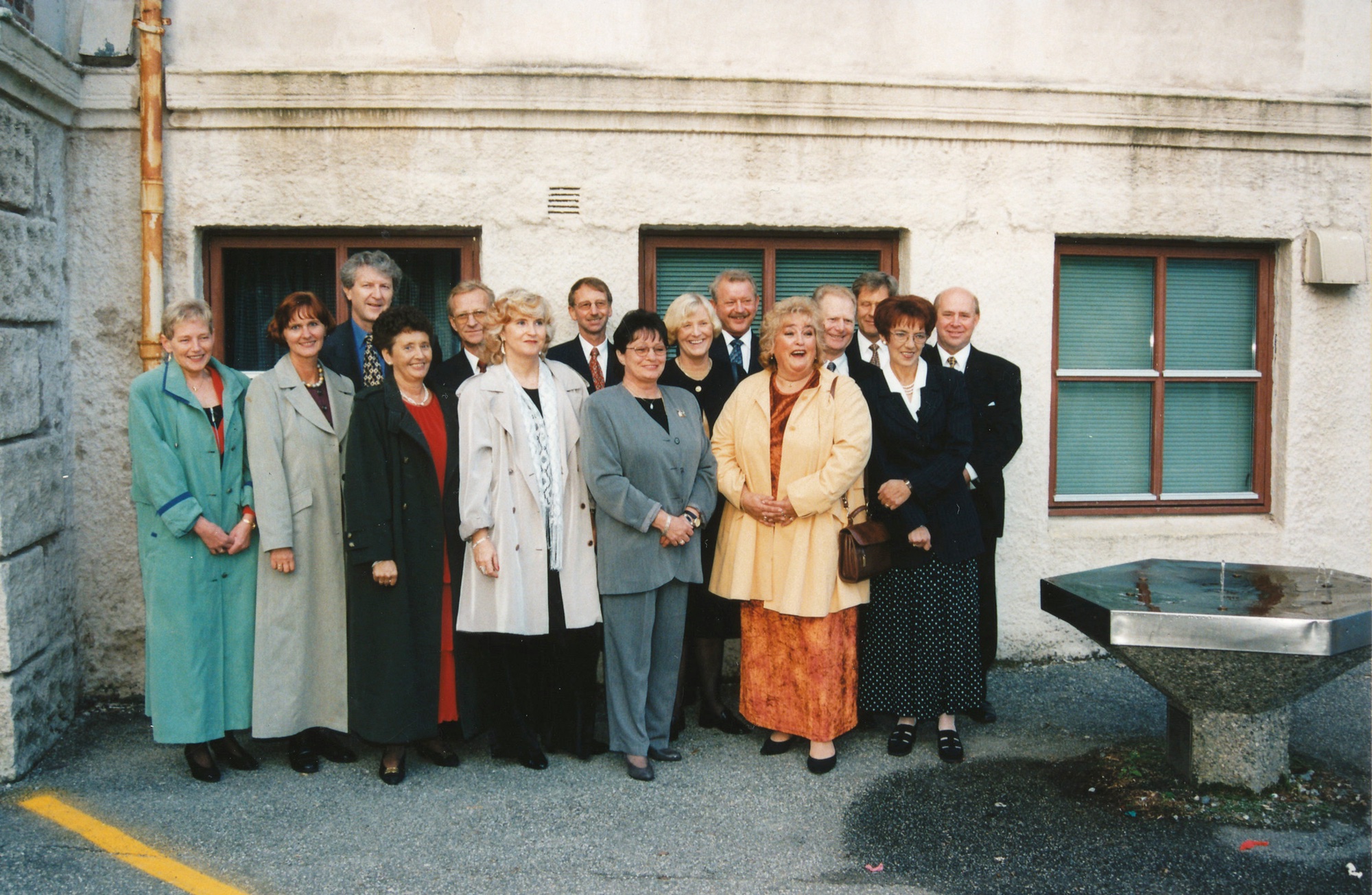 50 årsjubiléum ved Kopervik skole ...  Fra venstre foran: Gerd Snørteland (Engvall), Bodil Flatebø (Brustad), Kery Welde (Langåker), Unni Finne (Nikolaisen), Evy Næss (Haug), Kirsten Bygnes (Lehre), Aud Øgård (Nilsen), Jon Olav Grimstvedt, Torunn Thommassen (Årøy) og Sigurd Moe Hetland Bakre rekke fra venstre: Odd Welde, Ernst Storm, Kjerand Bjørnsen, Einar Vea og Oddvar Kristoffersen