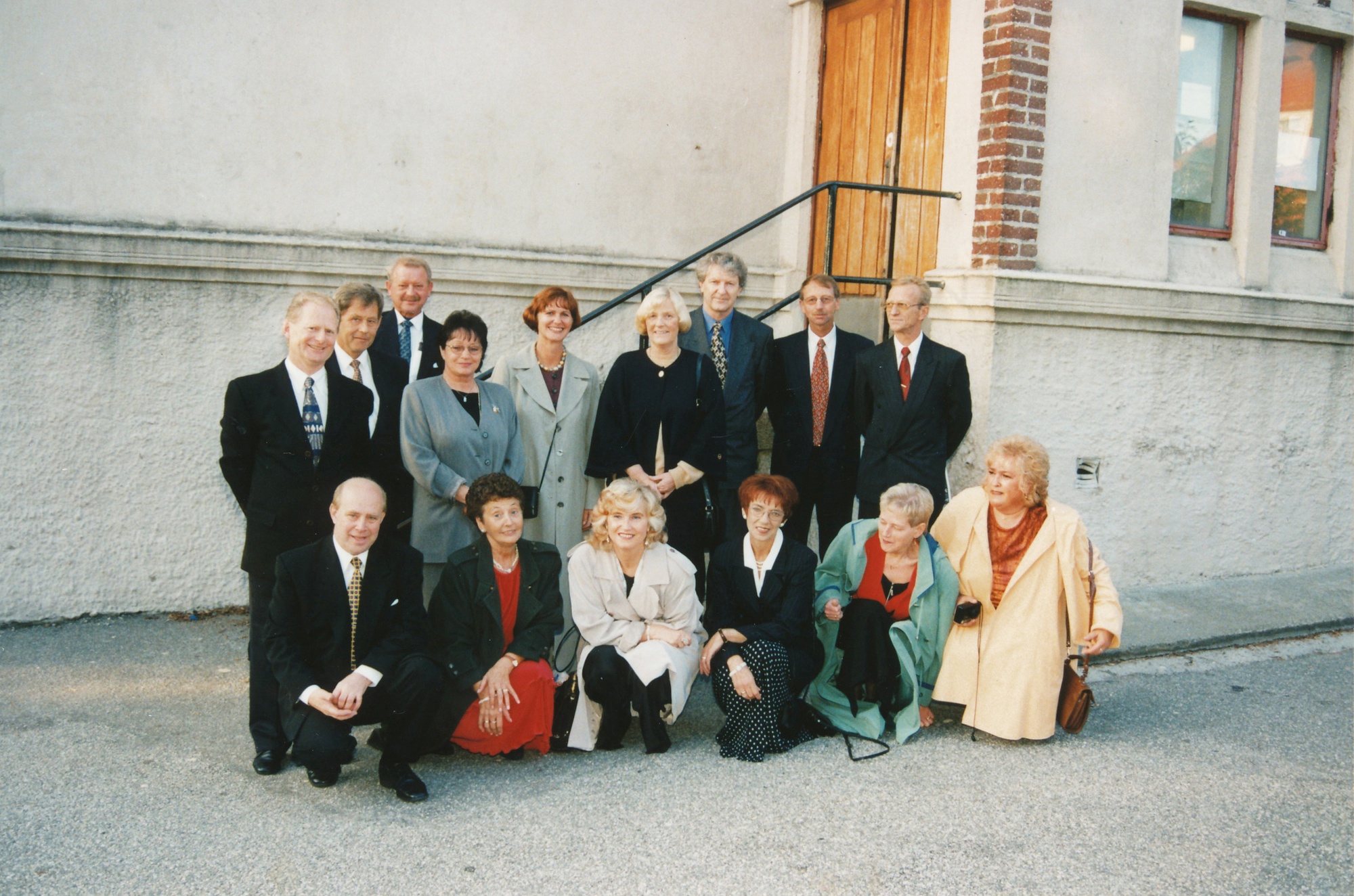 50 årsjubiléum ved Kopervik skole ...  Sittende på huk fra venstre: Sigurd Moe Hetland, Kery Welde (Langåker), Unni Finne (Nikolaisen), Torunn Thommassen (Årøy), Gerd Snørteland (Engvall) og Aud Øgård (Nilsen) Stående bak fra venstre: Jon Olav Grimstvedt, John Hop, Einar Vea, Evy Næss (Haug), Bodil Flatebø (Brustad), Kirsten Bygnes (Lehre), Odd Welde, Kjerand Bjørnsen og Ernst Storm