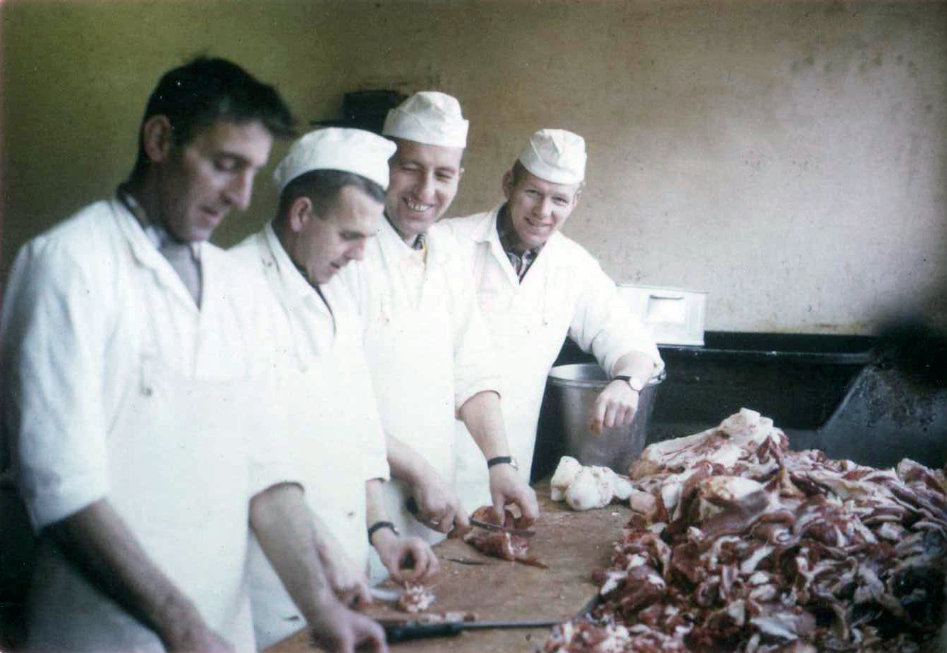 Ansatte hos slakterbedriften Christian Sørensen. Fra venstre: Harald Mikkelsen, Leif Bjelland, Bjarne Skogland og Wilhelm "Welle" Jansen.