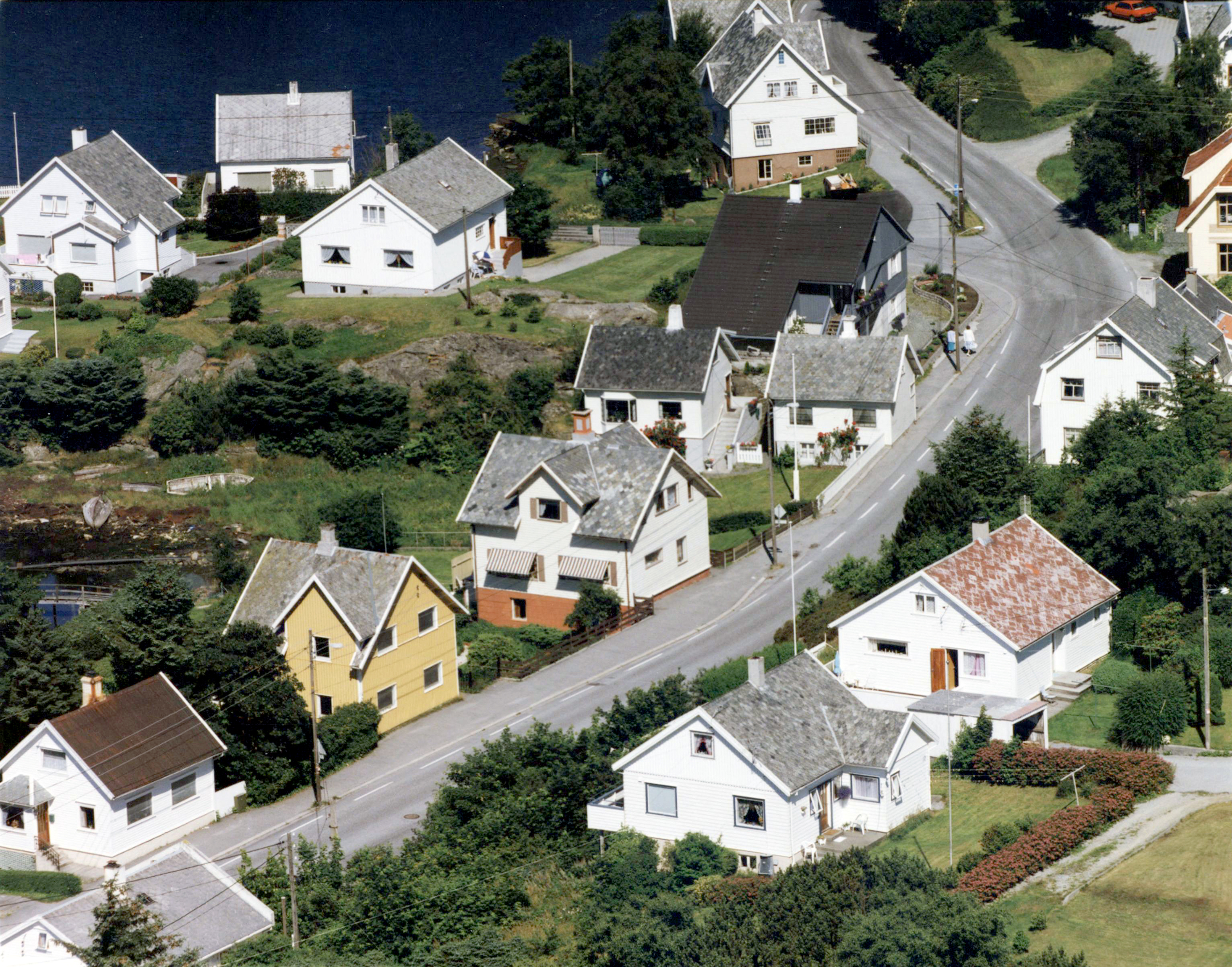 Kopervik. Avaldsnesvegen. Fra venstre ved veie, Avaldsnesvegen 11. Avaldsnesvegen 15. og Avaldsnesvegen 19. Avaldsnesvegen 21A. Avaldsnesvegen 23.