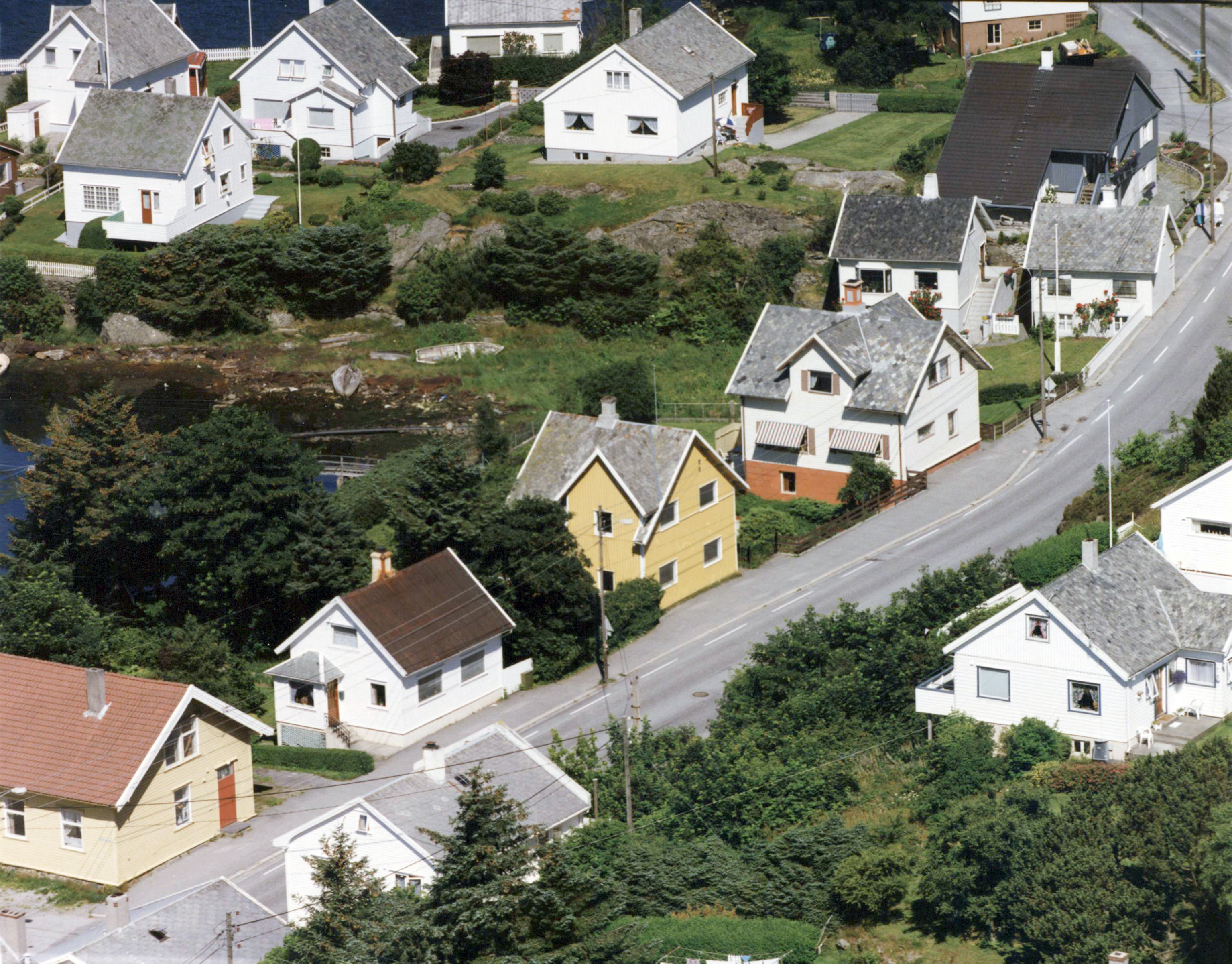 Kopervik. Avaldsnesvegen. Fra venstre Avaldsnesvegen 9. Avaldsnesvegen 11. Avaldsnesvegen 15. og Avaldsnesvegen 19.