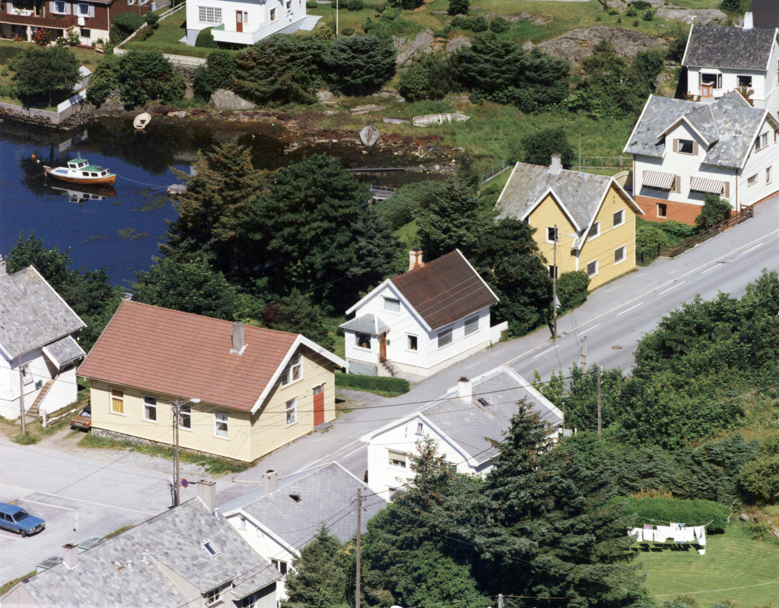 Kopervik. Avaldsnesvegen med Avaldsnesvegen 9. "Losjen"