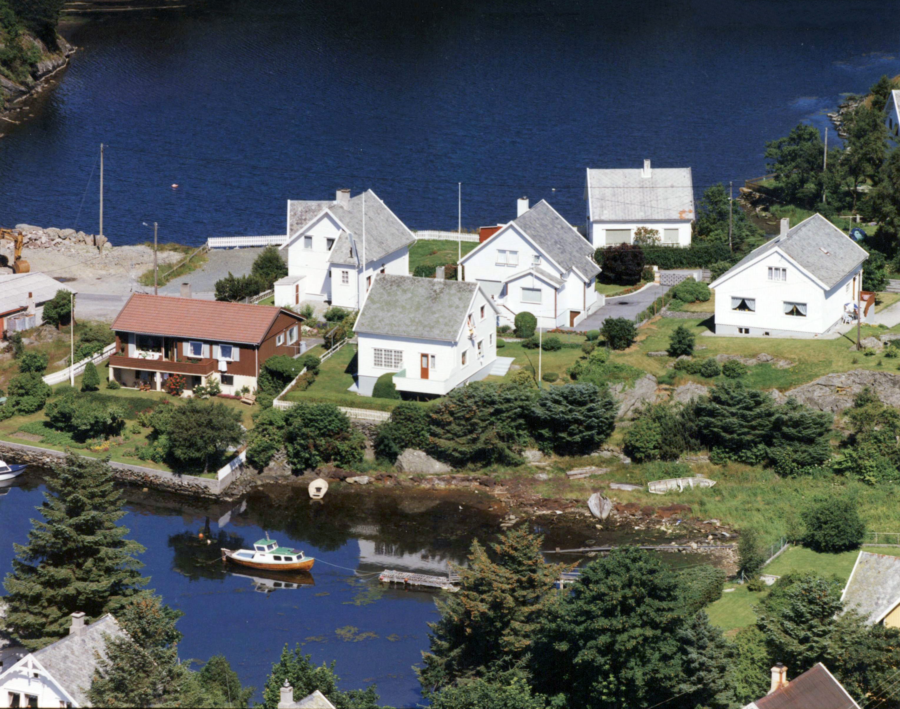 Skjoldodden. Huset i senter er Østrembruvegen 10. Helt til høyre er Østrembruvegen 4.