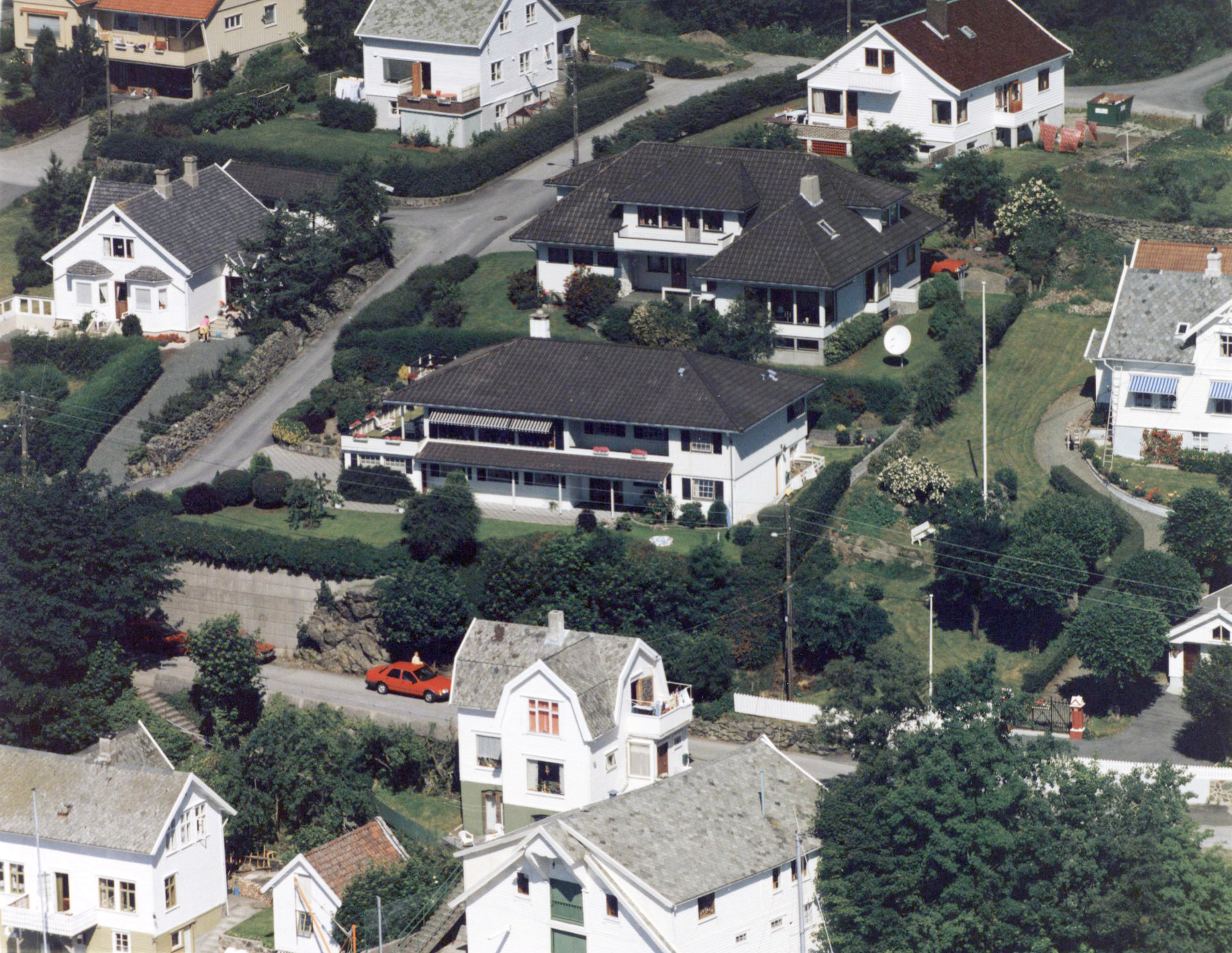 Kopervik. Nordre Side. Huset i senter er Carl Lundbergs Veg 1. Det hvite huset til venstre i bakken ble bygd av tidligere ordfører Carl Lundberg.