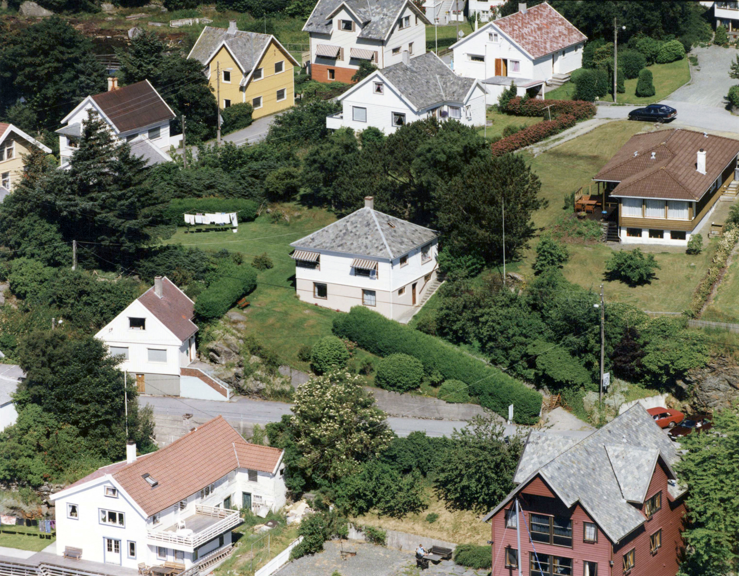 Kopervik. Nordre Side. Huset i senter er sanert og nytt satt opp, Roald Amundsens Gate 7B. Huset nede til venstre er også sanert og nytt er under bygging (2025-2026) Roald Amundsens gate 10.