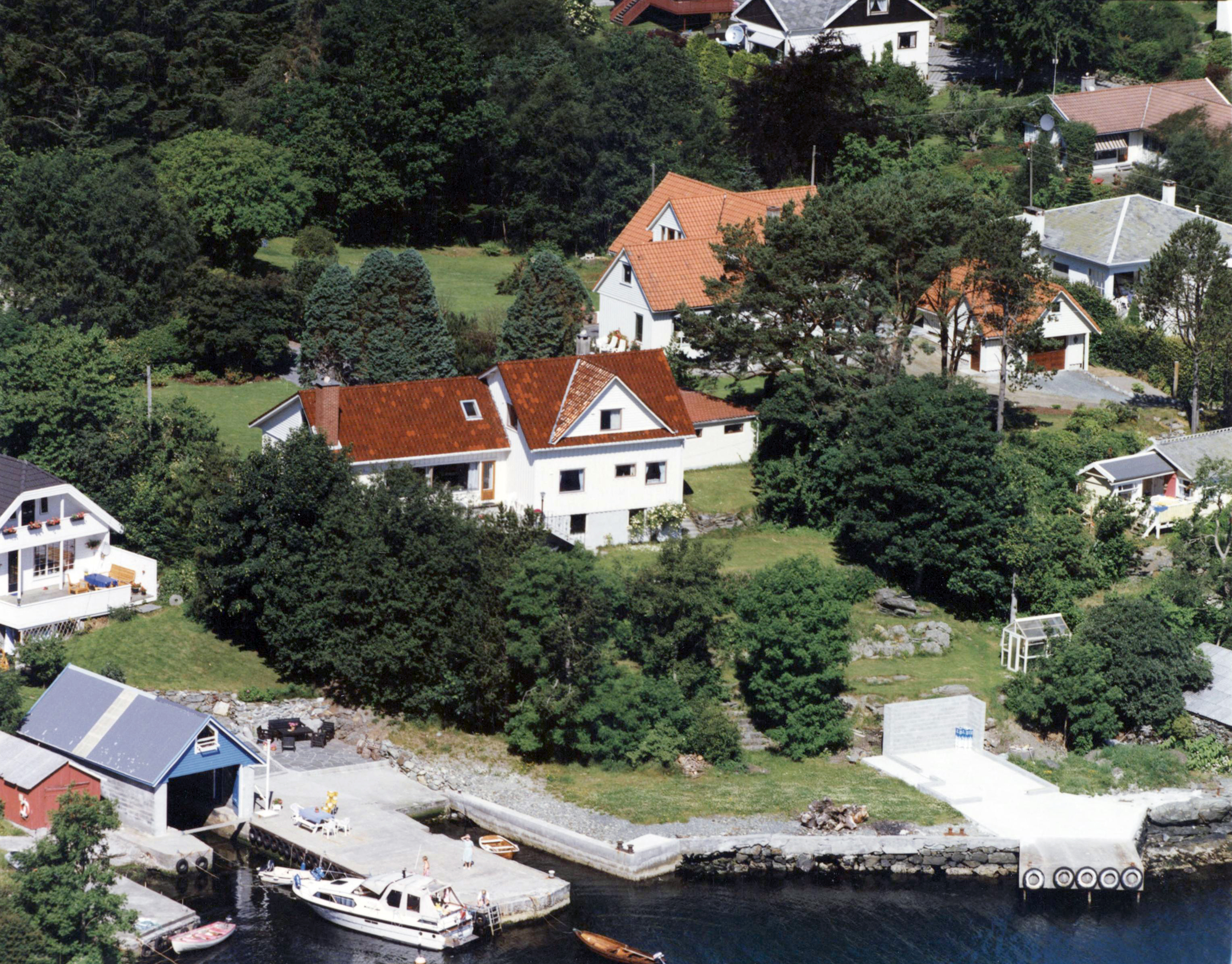 Parti av Rusvik 19. juli 1994. Kalvatre - Kalvatræ.