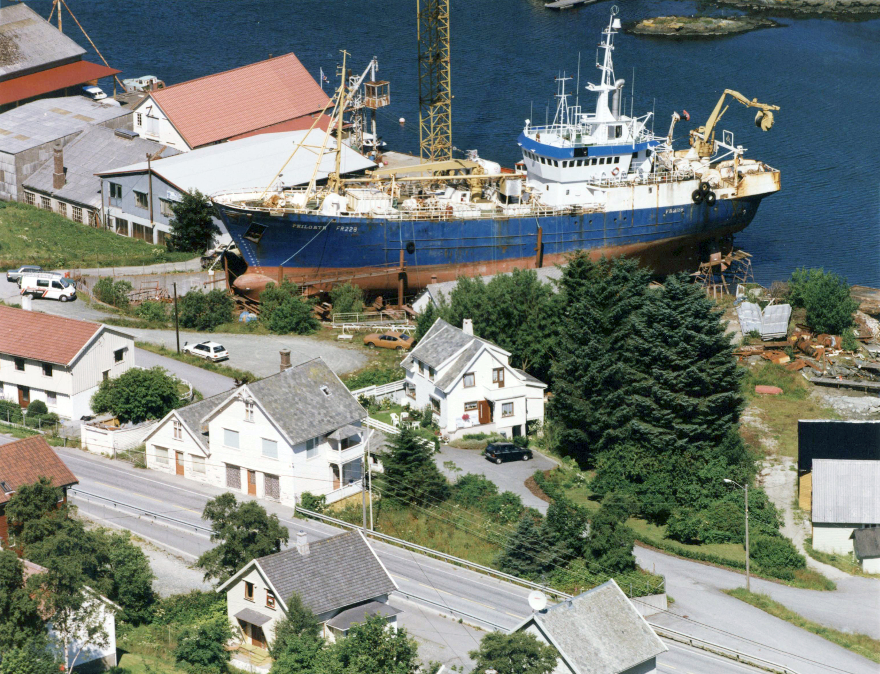 Vi ser den gang Karmøy Mekaniske verksted. I dag (2026) Karmsund Maritime IT AS. Her ligger snurperen/tråleren FR 228 "PHILORTH" fra Fraserburg, Skotland på slip for vedlikehold 19. juli 1994.