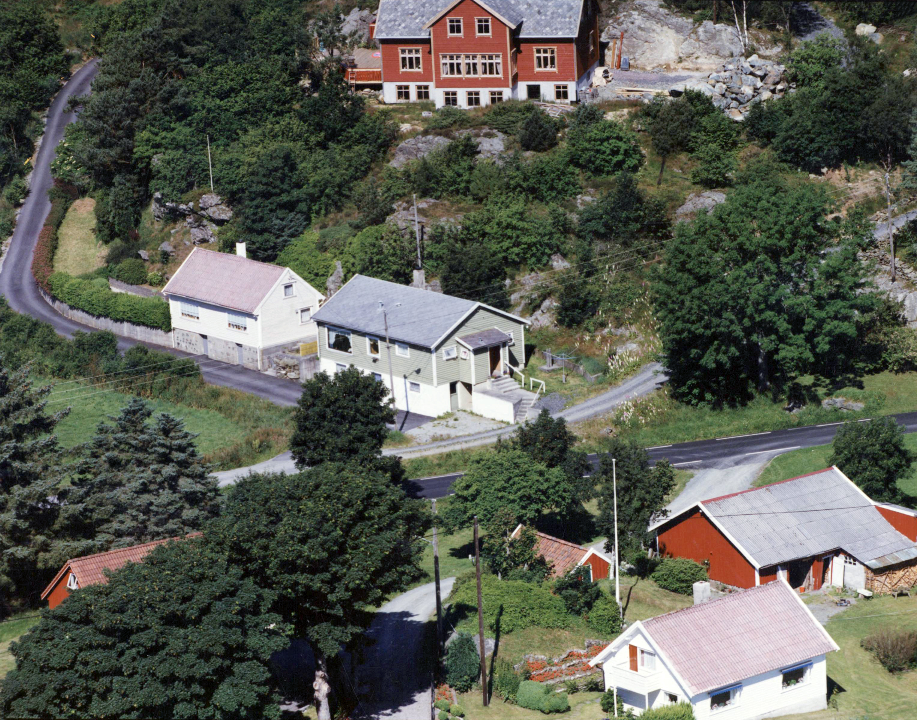 Gruvevegen. Sørstokke ? . Grønt hus i senter er Gruvevegen 11. Rødt hus øverst er Gruvevegen 6.