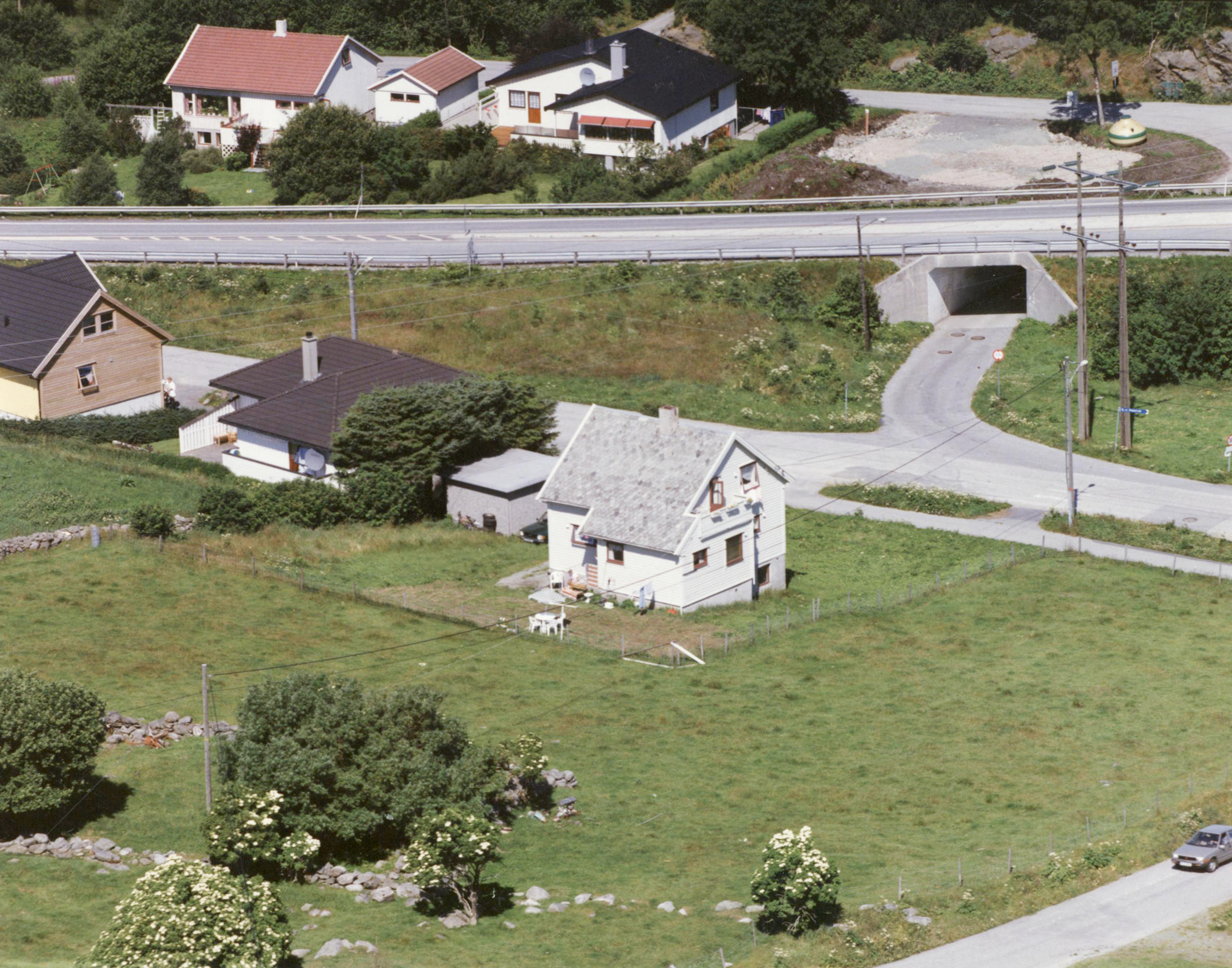 Eide. Huset i senter er Austre Karmøyveg 17.