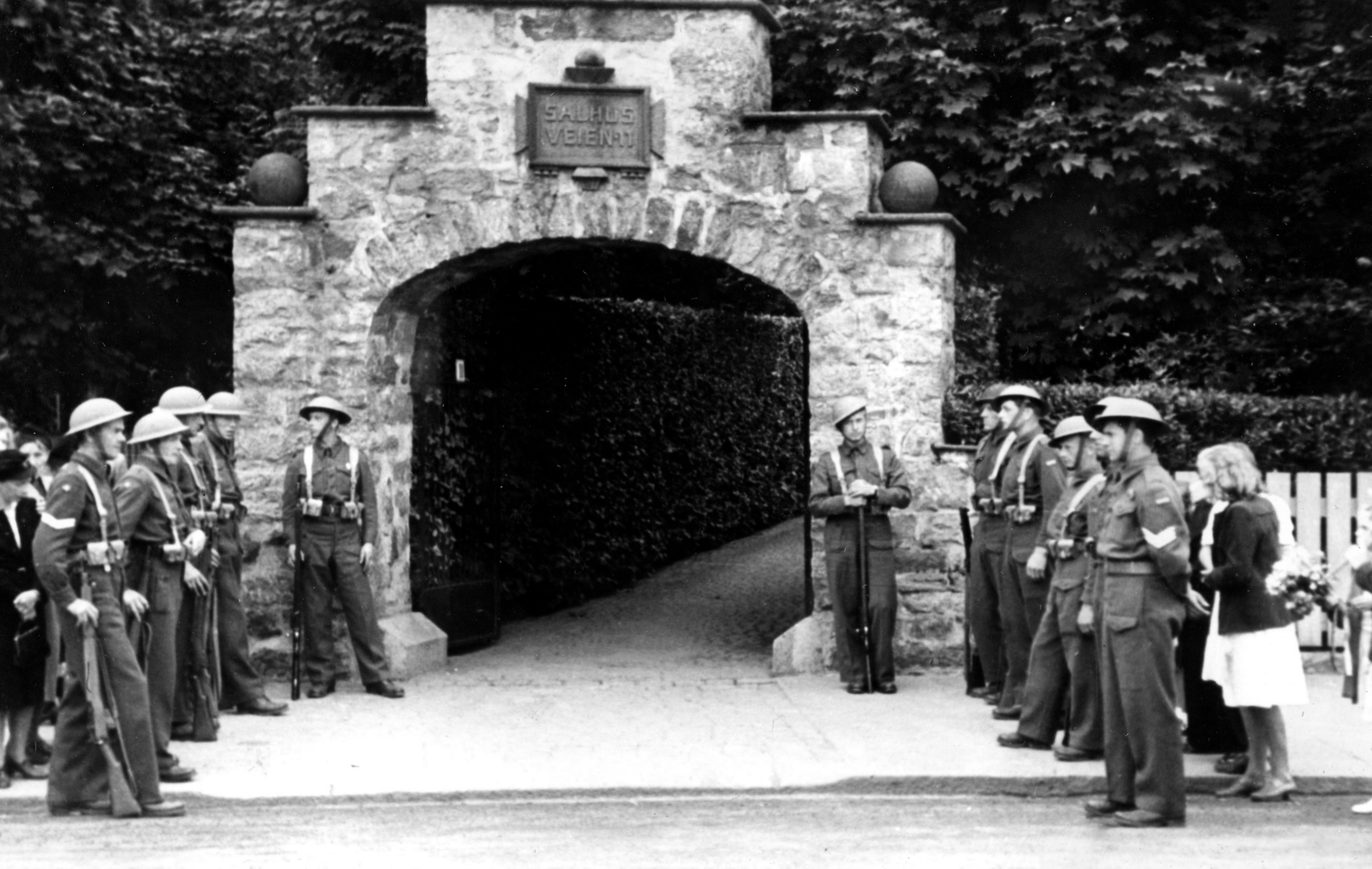 Her står soldater fra Haugesundskompaniet/IR 8 utenfor Salhusveien 11 en gang i juli-august 1945. Helt til venstre står Sigmund Stangeland fra Kopervik, han deltok i kamp i Ulvik og Kinsarvik. Unngikk å havne i krigsfangenskap. Han tjenestegjorde som Korporal ved Haugesundskompaniet/IR 8, fra 27.03.1940 til 01.05.1940. Soldat nr 11581/37. Dimittert ved Lillesund skole 2 mai 1945. Sigmund fikk tildelt deltagermedaljen for sin innsats uner 2 verdenskrig.